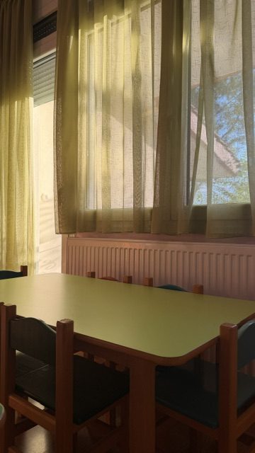 Τραπέζι δραστηριοτήτων με ξύλινες καρέκλες και φυσικό φως